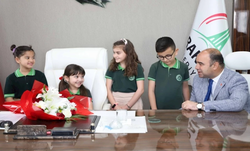 BAŞKAN NİHAT ÇİFTÇİ MAKAMINI ÇOCUKLARA DEVRETTİ