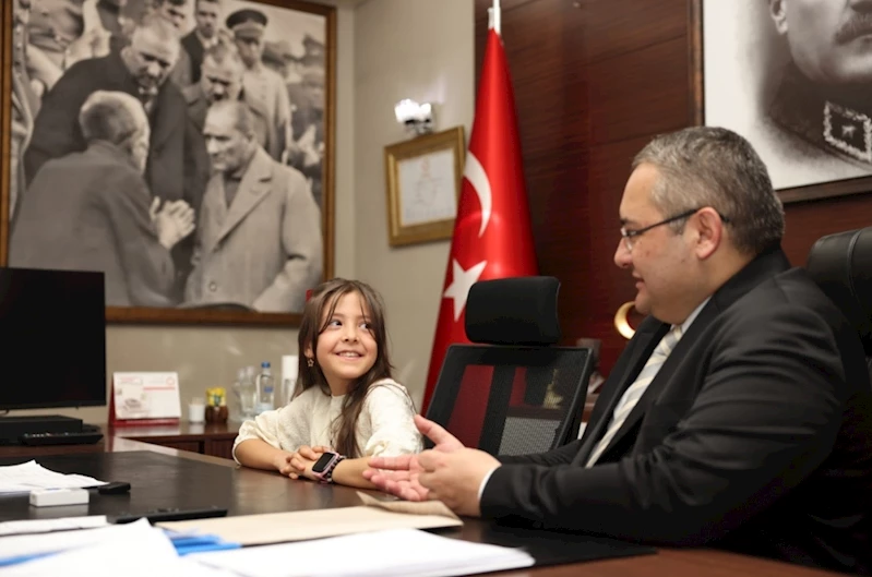 Özarslan koltuğunu şehit kızı Melis’e devretti