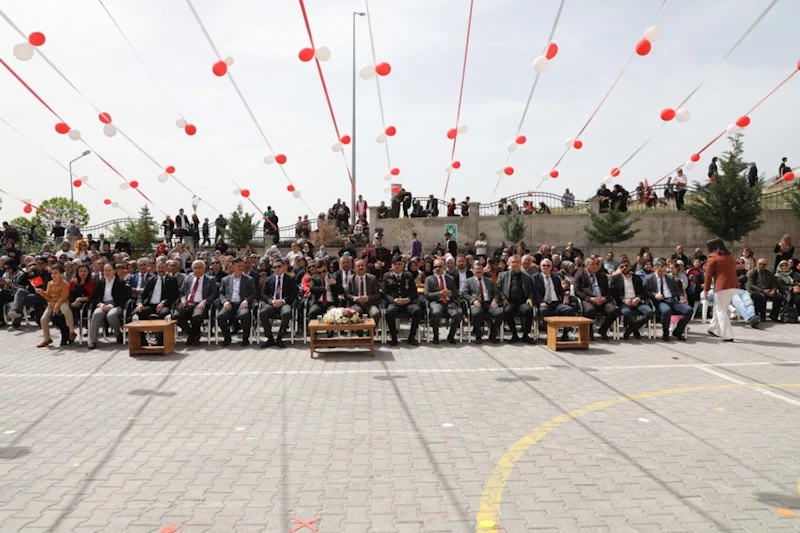 İlçe Kaymakamımız Sn. Mustafa Çolak, Belediye Başkanımız Av. Mustafa İlmek, AK Parti İlçe Başkanımız Sn. Mehmet Koç, MHP İlçe Başkanımız Sn. Seçkin Kızılışık ve daire müdürlerinin katılımıyla 23 Nisan Ulusal Egemenlik ve Çocuk Bayram