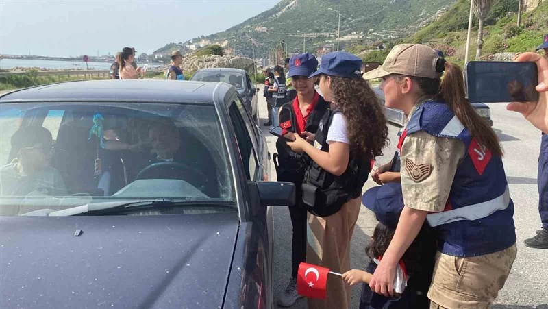 23 Nisan’da Çocuklar Güvenlik Kuvvetleriyle Denetimde