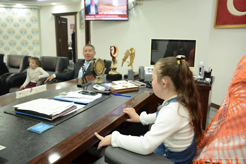 BELEDİYE BAŞKANI VEYSEL TOPÇU 23 NİSAN’DA KOLTUĞUNU ÇOCUKLARA DEVRETTİ