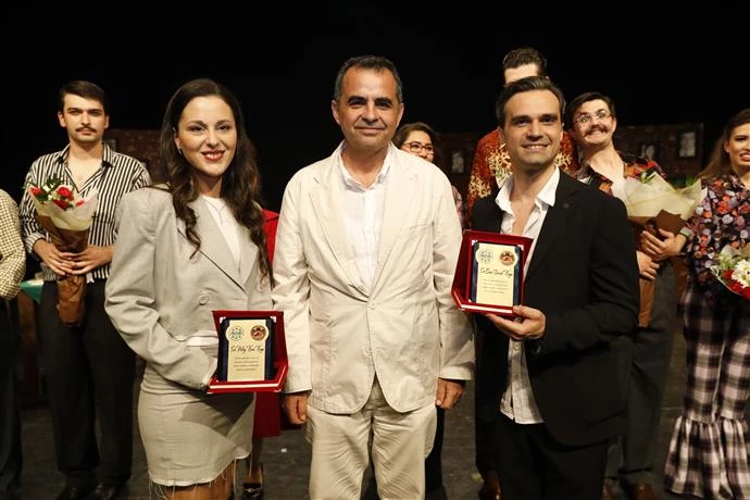 ALANYA BELEDİYESİ VE ALKÜ ARASINDA SANAT KÖPRÜSÜ KURULDU - YEŞİLÇAM TİYATRO GÖSTERİSİ AYAKTA ALKIŞLANDI