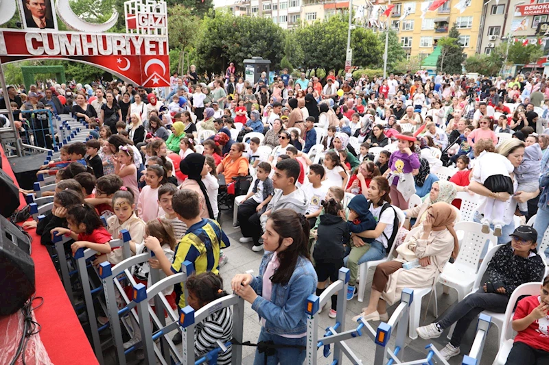 UYGUR ÇOCUK TİYATROSU, 23 NİSAN’DA İZMİTLİ ÇOCUKLARLA BULUŞTU