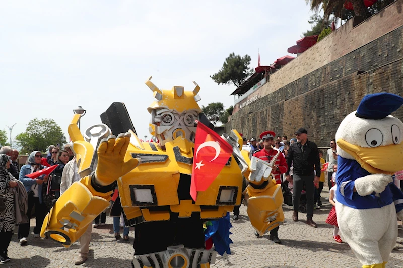 23 NİSAN KORTEJİYLE İZMİT NEŞE VE SEVİNÇLE DOLDU TAŞTI
