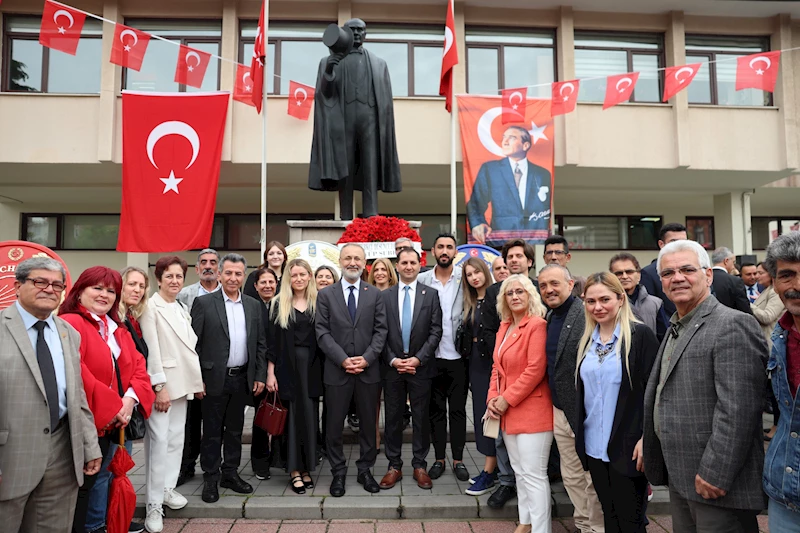 Kaymakamlık önünde 23 Nisan töreni