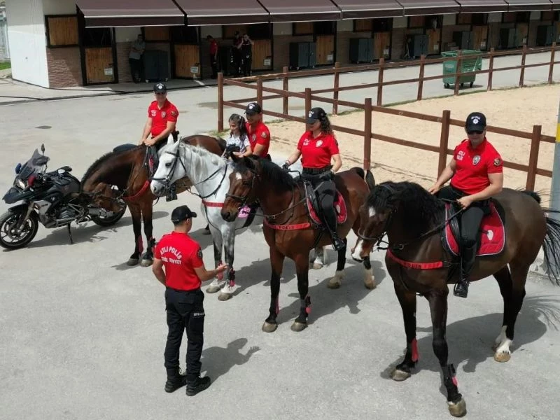 Adana’da Özel Çocuklarımız Polis Araçlarına ve Ata Bindi