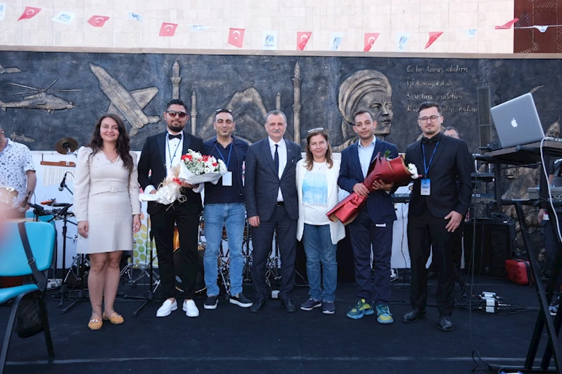YUNUSEMRE BELEDİYESİ KENT ORKESTRASI İLK KONSERİNİ VERDİ