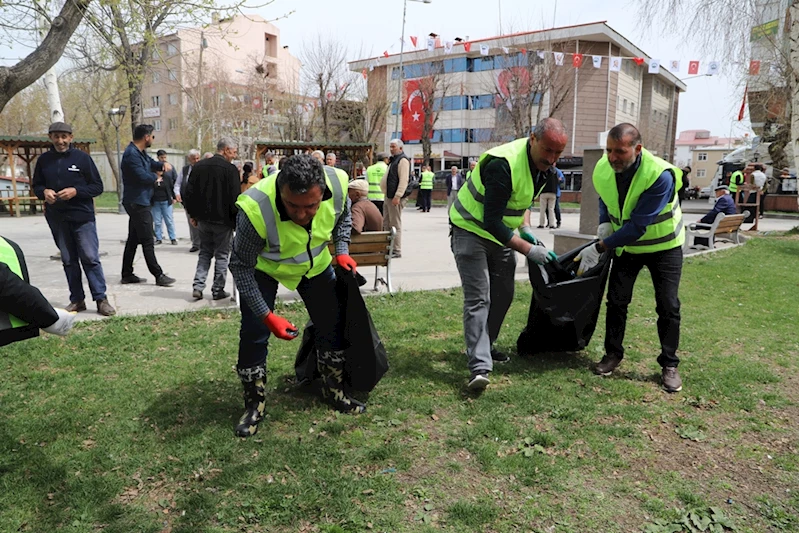 BAŞKAN DEMİR, ELİNE TORBAYI ALDI ÇÖP TOPLADI