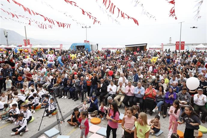 6. ALANYA ULUSLARARASI ÇOCUK FESTİVALİ BAŞLADI - BAŞKAN ÖZÇELİK: ÇOCUKLAR, MEMLEKETİMİZİN TEMİNATIDIR