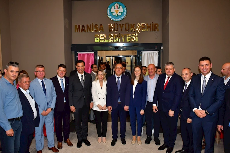 Konuk Delegasyon Büyükşehir Belediyesi’nde Ağırlandı