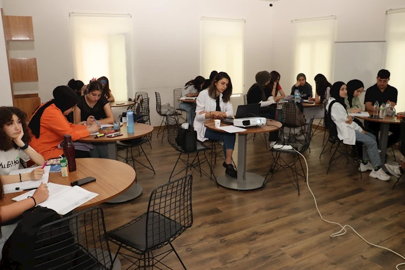 TOROSLAR AKADEMİ EĞİTİM MERKEZİ’NDE SINAVA HAZIRLANAN ÖĞRENCİLERE ETÜT DESTEĞİ