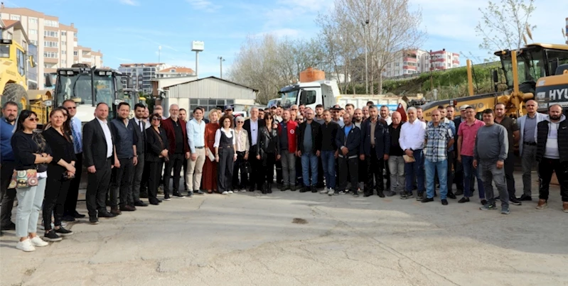 BAŞKAN DENİZ DALGIÇ BELEDİYE ÇALIŞANLARIYLA BAYRAMLAŞTI