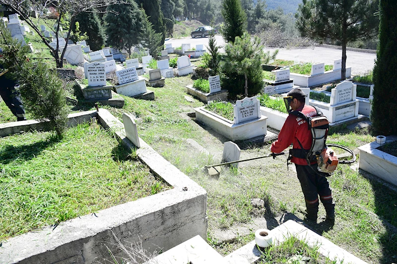 Mezarlıklar Bayrama Hazırlanıyor
