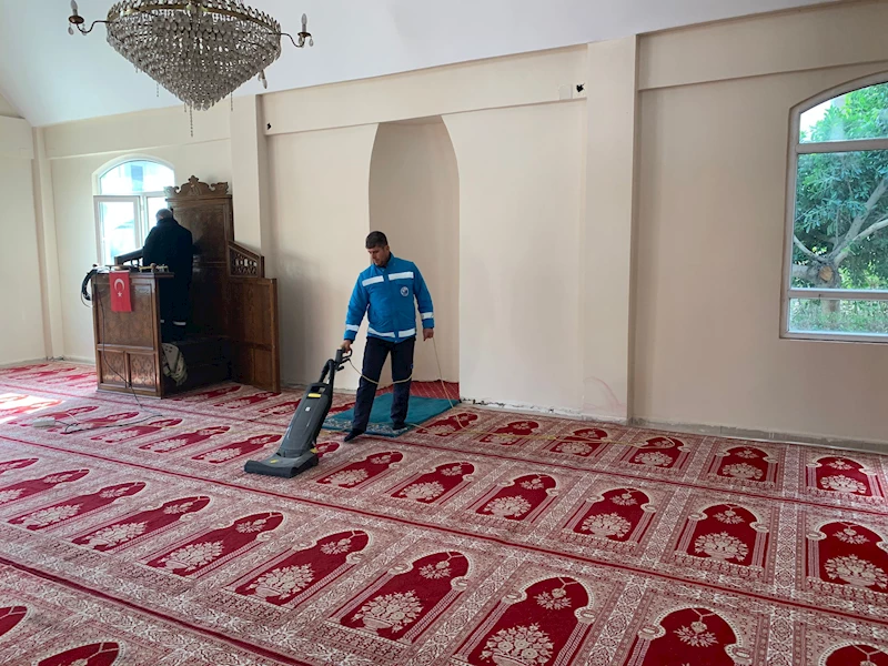 ANTAKYA BELEDİYESİ EKİPLERİ  HASARSIZ CAMİLERDE TEMİZLİK ÇALIŞMALARINA DEVAM EDİYOR