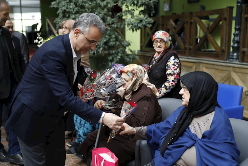 -ANNELER GÜNÜ’NDE HUZUREVİNE ZİYARET