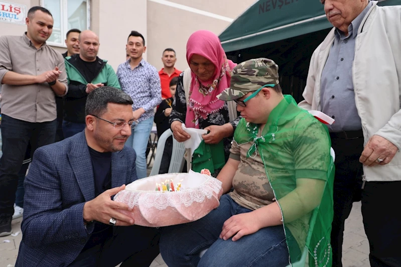 Down Sendromlu Genç İçin Temsili Asker Eğlencesi