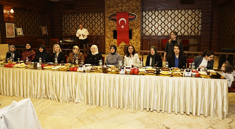 ANNELER GÜNÜNDE ŞEHİT ANNELERİYLE KAHVALTI
