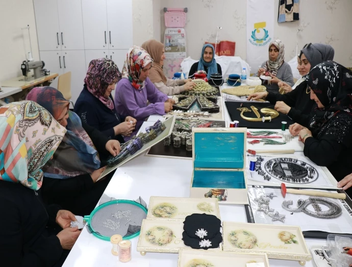 HALİLİYE BELEDİYESİ’NİN AÇTIĞI HANIMLAR KONAĞI YOĞUN İLGİ GÖRÜYOR