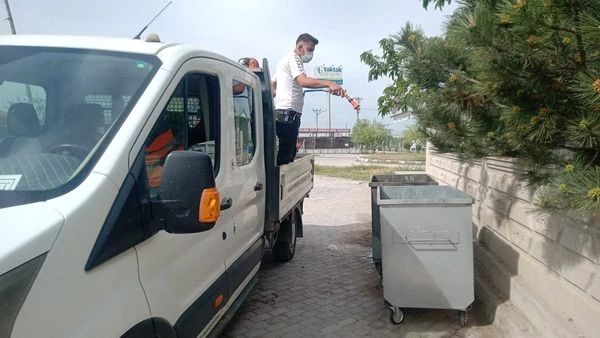 Belediyemiz park ve bahçeler müdürlüğü ekipleri larva ilaçlamalarını programlı şekilde devam ettiriyor.