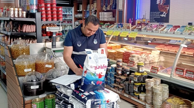 GÜMÜŞHANE BELEDİYESİ ZABITA MÜDÜRLÜĞÜ EKİPLERİ  İŞ YERİ RUHSAT KONTROLLERİNE DEVAM EDİYOR.