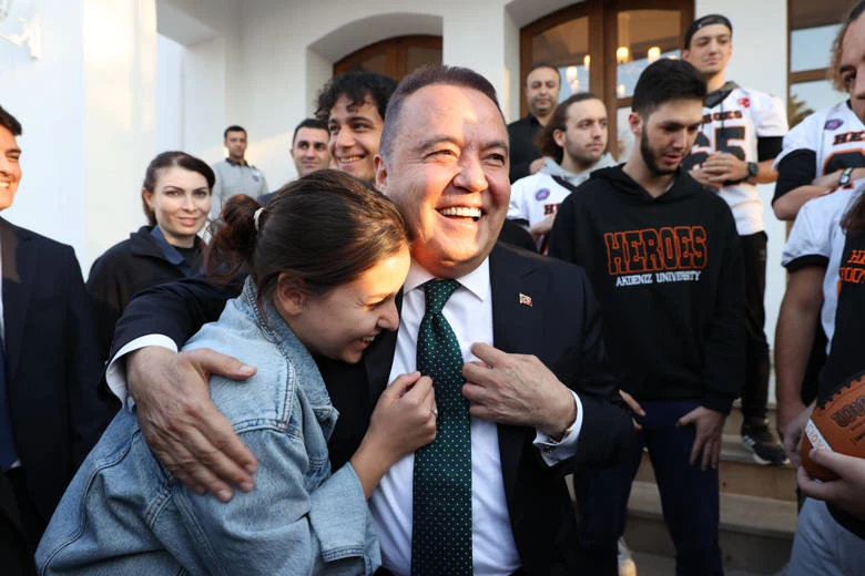 Herkesin Başkanı Muhittin Böcek gençlerin de yanında