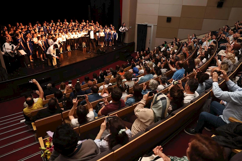 Çocuk ve gençlik korosundan muhteşem performans