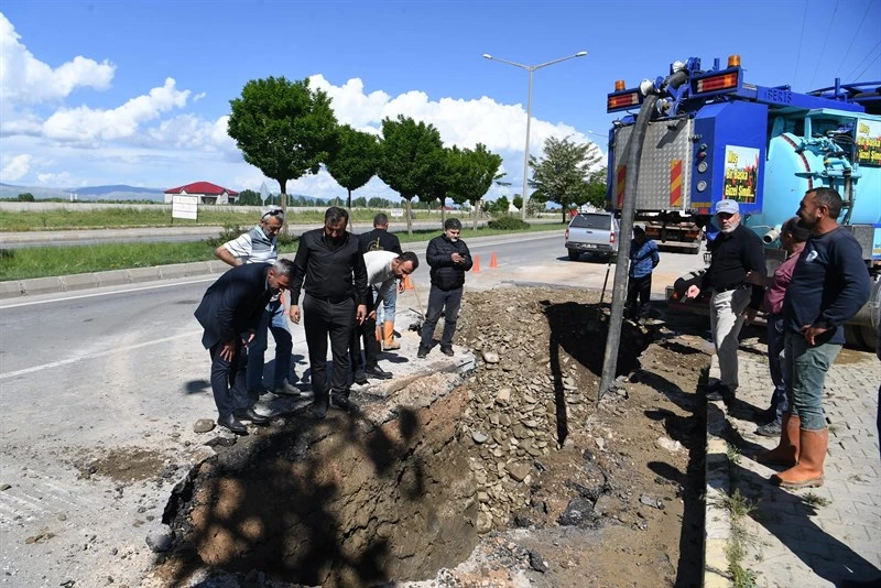 İÇMESUYU ANA ŞEBEKE HATTINDA MEYDANA GELEN ARIZANIN TAMİRAT VE ONARIM ÇALIŞMALARI.
