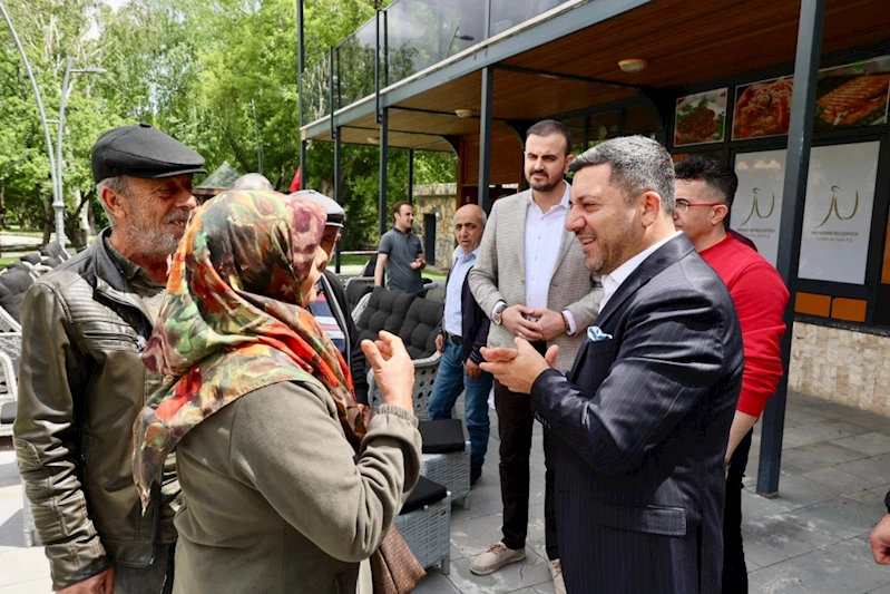 Başkan Arı İstiklal Caddesi’nde Esnaflarla Bir Araya Geldi