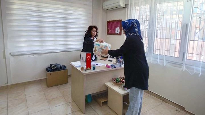 Bayraklı’da 8 bin 500 haneye 51 bin hijyen paketi