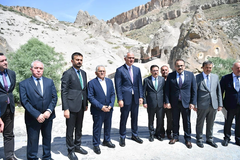 Bakan Ersoy’dan Kayseri’de Turistlerin Uğrak Yeri Soğanlı Vadisi’nde İnceleme