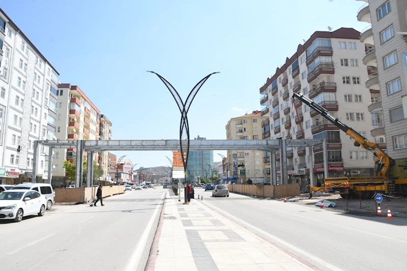 ÜST GEÇİTTE ANA TAŞIYICI ÇELİK KONSTRÜKSİYON MONTAJI TAMAMLANDI