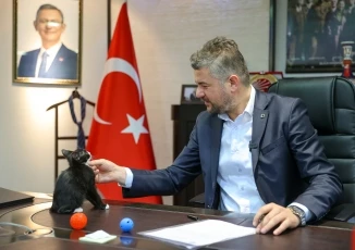 Başkan Görkem Duman makamını Üzüm’le paylaşıyor