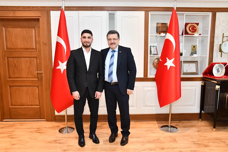 BAŞKAN GENÇ, HAYAT KURTARAN BELEDİYE PERSONELİNİ ÖDÜLLENDİRDİ