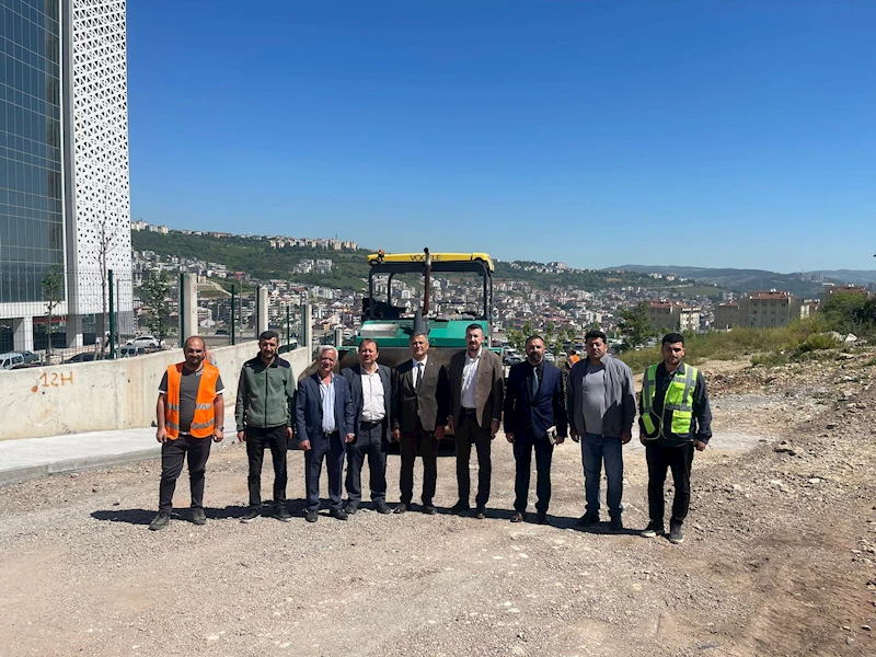 BAŞKAN YARDIMCISI OBUZ, ŞEHİR HASTANESİ BAĞLANTI YOLUNDAKİ ASFALT ÇALIŞMASINI İNCELEDİ