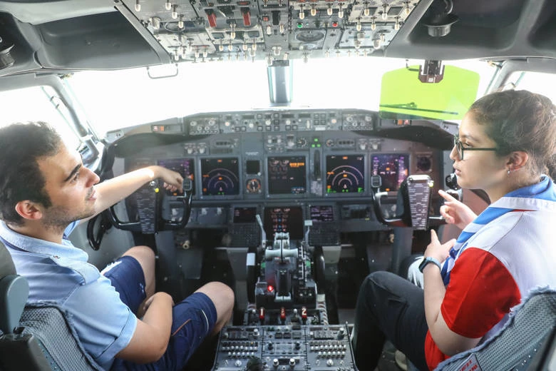 Büyükşehir izcileri havalimanını gezdi