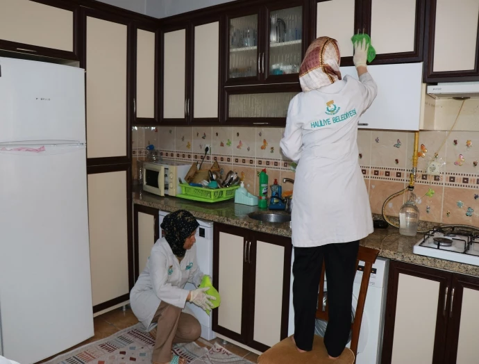 HALİLİYE BELEDİYESİ İLE BAYRAM ÖNCESİ HANELER TEMİZLENİYOR