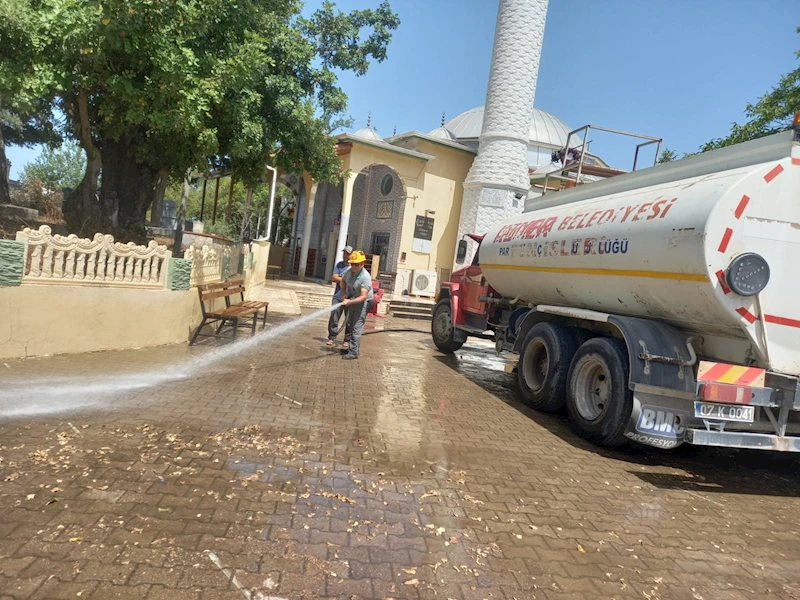 Bayram öncesi cami bahçelerinde bakım çalışmaları