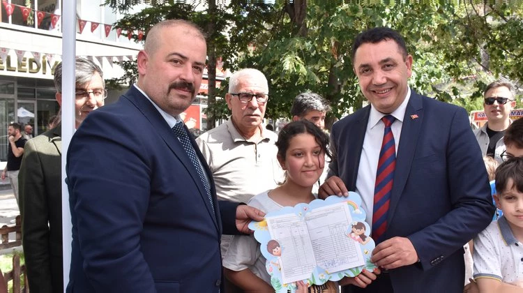 BAŞKANIMIZ, KARNELER SİZ SEVGİLİ ÖĞRENCİLERDEN, HEDİYELER ÜLKÜ OCAKLARINDAN ADLI PROGRAMA KATILDI