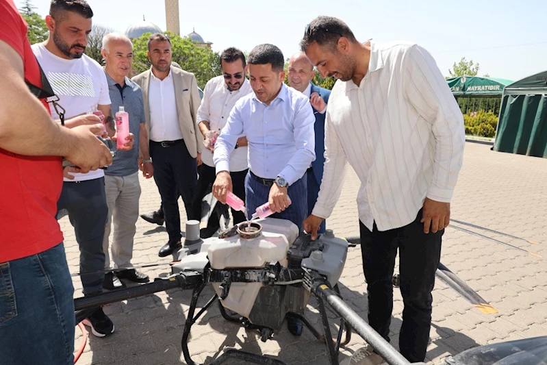 Mezarlıklara Drone İle Gül Suyu Sıkıldı