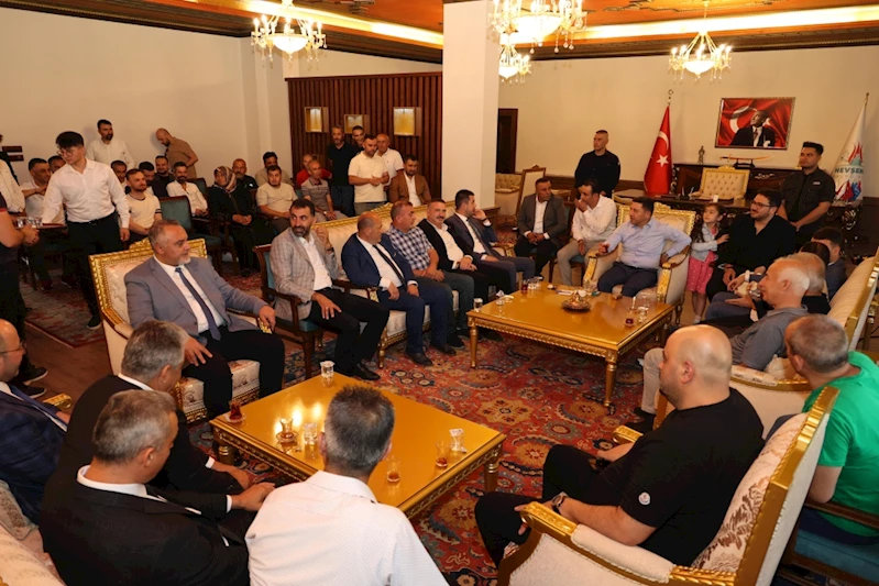 Başkan Arı, Belediye Personelleri Ve Vatandaşlarla Bayramlaştı