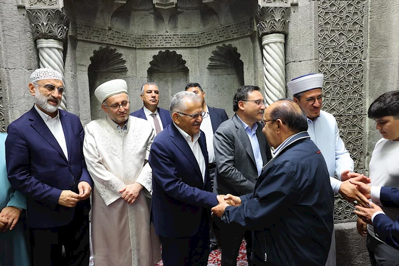 Büyükkılıç Bayrama, Bayram Namazı Kılarak ve Vatandaşlarla Kucaklaşarak Başladı