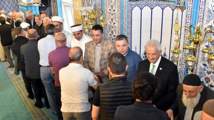 KEMALİYE CAMİİ’NDE, BAŞKANIMIZ BAYRAM NAMAZI SONRASI VATANDAŞLARIMIZLA BAYRAMLAŞTI‬