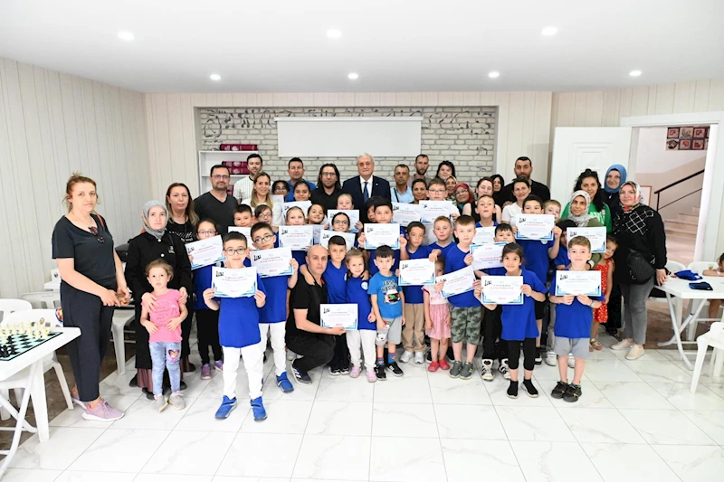 -SATRANÇ EĞİTİMLERİNİ BAŞARIYLA TAMAMLADILAR, SERTİFİKALARINI BAŞKAN BAKKALCIOĞLU’NUN ELİNDEN ALDILAR