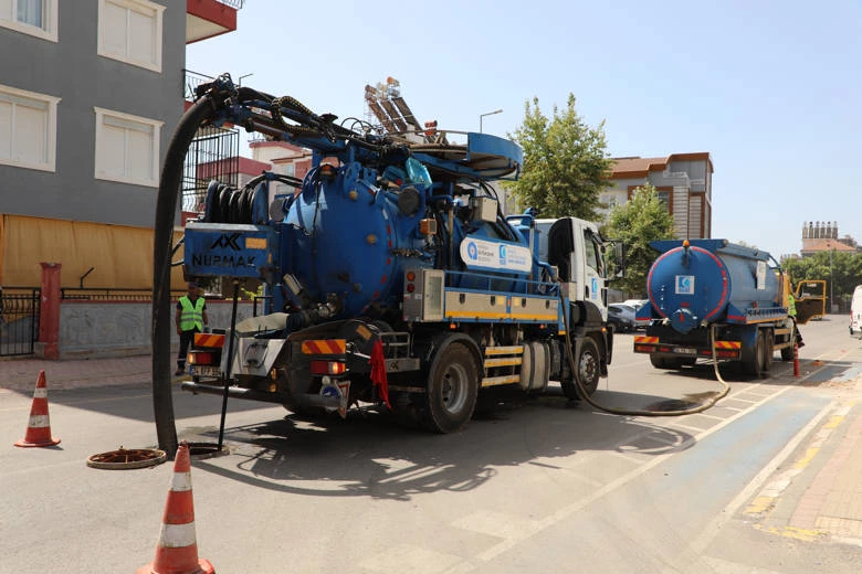 ASAT Teomanpaşa’da kanalizasyon hatlarını temizliyor