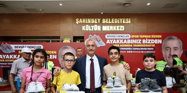 Belediyemizden Öğrencilere 1 Milyon 268 Bin Spor Ayakkabısı Hediye