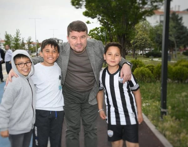 YAZ SICAKLARINDAN BUNALANLARIN ADRESİ MİLLET BAHÇELERİ VE PARKLAR OLDU