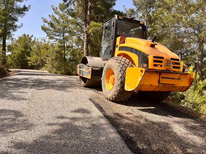 ASAT Gazipaşa’da bozulan yolları asfaltladı