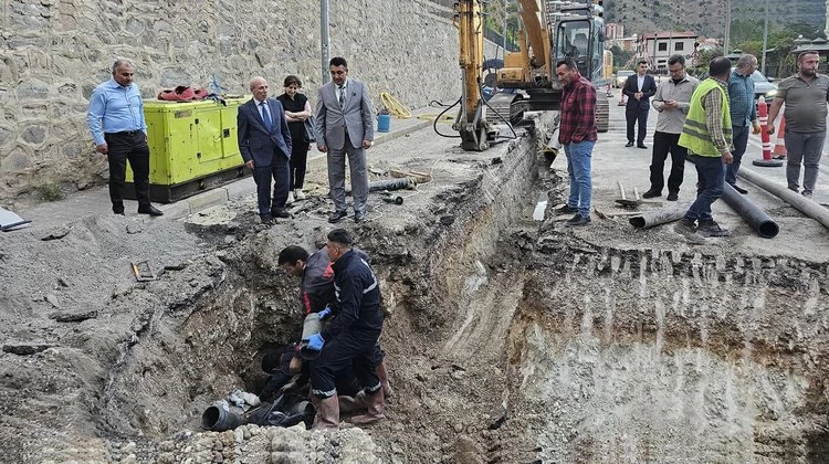 BAŞKANIMIZ, İÇME SUYU HATTI ARIZA ONARIM ÇALIŞMALARINI YERİNDE İNCELEDİ