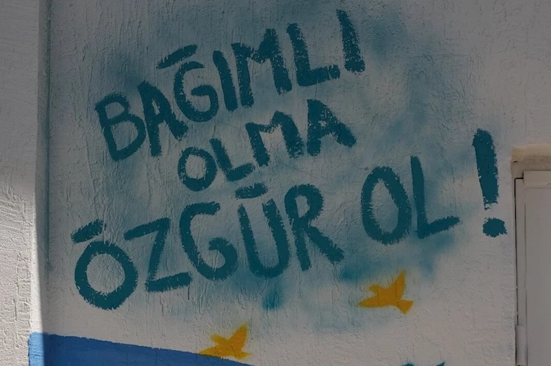 Mesajlarını grafiti çalışması ile verdiler