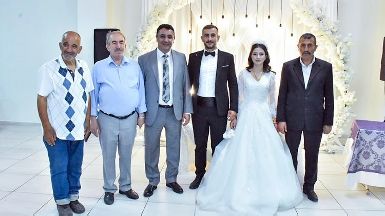 BAŞKANIMIZ, ALEYNA KURT VE DAVUT ŞANLITÜRK ÇİFTİNİN DÜĞÜN TÖRENLERİNE KATILDI